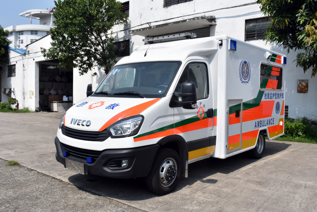 医疗转运不二之选 依维柯欧胜方舱救护车的卓越实力